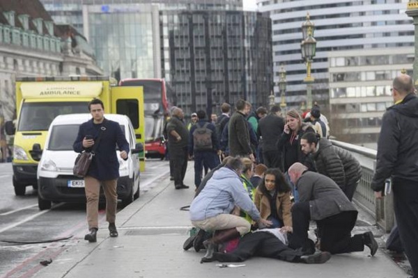 Attacco terroristico a Londra: spari davanti al parlamento, ucciso presunto assalitore